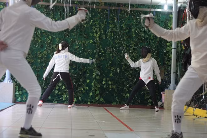 Thoạt nhìn, liễu kiếm rất nguy hiểm nhưng đây lại là môn thể thao an toàn vì được bảo hộ đầy đủ cũng như đầu kiếm không nhọn. Môn thể thao quý tộc này đang ngày càng thu hút giới trẻ tham gia tập luyện từ nghiệp dư đến chuyên nghiệp.