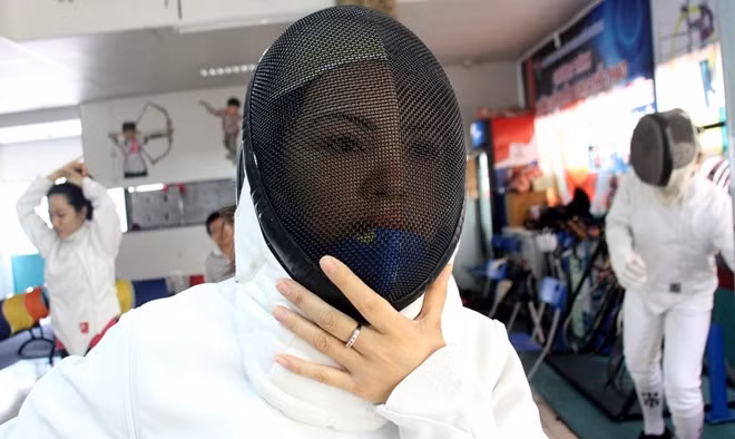 Mũ bảo hộ được đội kín từ mặt đến cổ, dù vậy nhưng không hạn chế tầm nhìn. Tuy nhiên, nhiều bạn chơi nhận xét là khi mặc áo giáp, đội mũ kín người sẽ rất nóng nực vì đây là môn thể thao phù hợp với các quốc gia có khí hậu ôn đới.