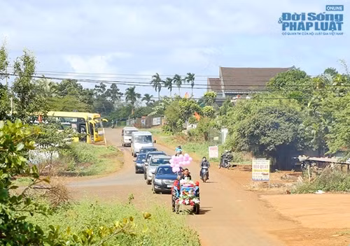 Màn rước dâu độc đáo này là do chú rể Trần Công Thắng, sinh năm 1990 lên ý tưởng và được cô dâu hưởng ứng nhiệt tình.