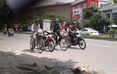 Xe đạp đẩy xe máy.