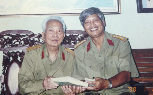 Nhạc sĩ Doãn Nho chụp ảnh kỷ niệm mừng thọ Đại tướng Võ Nguyên Giáp 90 tuổi (Ảnh do nhạc sĩ cung cấp).