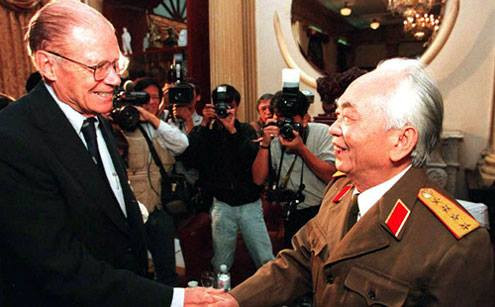 Đại Tướng Võ Nguyên Giáp gặp lại Cựu Bộ trửởng quốc phòng Mỹ Mac Namara, ngày 23 tháng 6 năm 1997, tại tư gia của Đại Tướng.