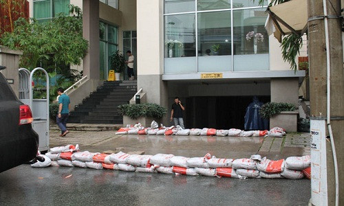 Đến chiều ngày 7/9, khu vào tầng hầm tòa nhà SaiGon View Residences vẫn chưa được sử dụng. Lực lượng bảo vệ tòa nhà dùng nhiều bao cát chặn cửa hầm để chống nước mưa tràn vào.