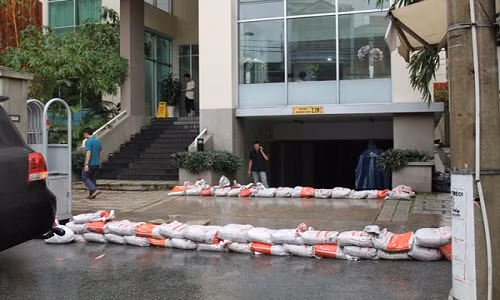 Đến chiều ngày 7/9, khu vào tầng hầm tòa nhà SaiGon View Residences vẫn chưa được sử dụng. Lực lượng bảo vệ tòa nhà dùng nhiều bao cát chặn cửa hầm để chống nước mưa tràn vào.