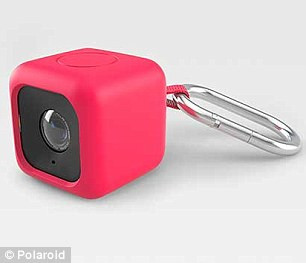 Polaroid Cube có ống kính cố định 124 độ, cung cấp góc quay đủ rộng đảm bảo có thể ghi lại hầu hết mọi thứ vào thẻ nhớ SD 32GB. Pin của máy có thể hoạt động liên tục trong vòng 90 phút, ngoài ra, máy còn có một nút chuyển đổi giữa độ phân giải 720p và 1080p.