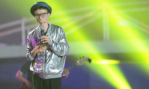 Jack Ma ăn mặc như ngôi sao nhạc pop hát tại sự kiện của Alibaba. Ảnh: Getty Images