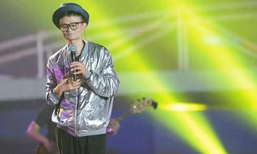 Jack Ma ăn mặc như ngôi sao nhạc pop hát tại sự kiện của Alibaba. Ảnh: Getty Images