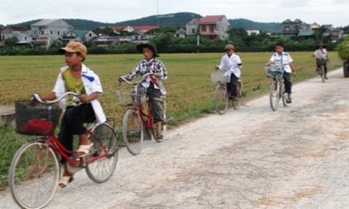 Các em học sinh ở làng Văn Hà phải tự đi học trên con đường rất xa.
