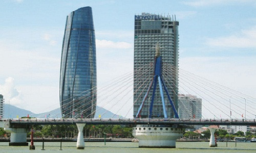 Tòa nhà Trung tâm Hành chính thành phố (trái) góp thêm điểm nhấn kiến trúc của Đà Nẵng bên bờ sông Hàn. Ảnh: Báo Đà Nẵng