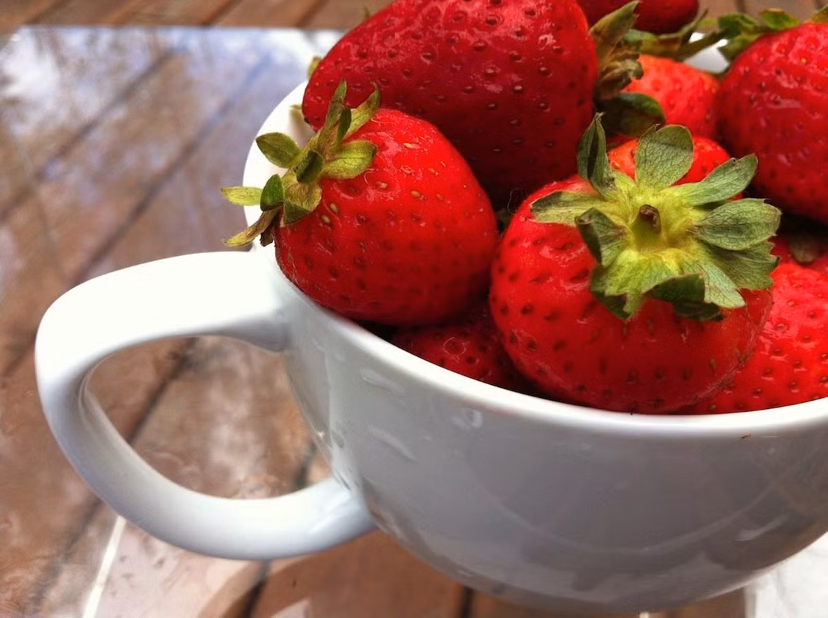 Tuy nhiên, chỉ khi người chụp dùng iPhone 4, màu đỏ của quả dâu tây mới trở nên tươi sáng hơn.