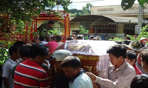 Thi thể cháu A. được đưa về nhà.