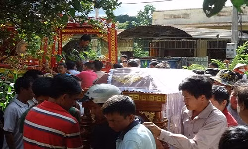 Thi thể cháu A. được đưa về nhà.