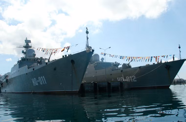 Trong ảnh là 2 “vị vua” Đinh Tiên Hoàng (HQ-011) và Lý Thái Tổ (HQ-012) thuộc lớp tàu Gepard 3.9 neo đậu tại Cam Ranh. Đây là những tàu chiến mạnh mẽ nhất của nước ta trang bị hệ thống điện tử, vũ khí hiện đại, ngang hàng với tàu chiến các nước Đông Nam Á.