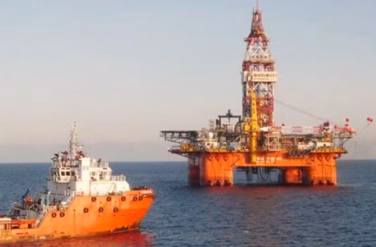 Trong những ngày qua, Trung Quốc liên tục huy động hàng chục tàu (có thời điểm lên tới 80 tàu các loại) thiết lập “vành đai phòng thủ” bao quanh giàn khoan trái phép HD981 hạ đặt trong vùng đặc quyền kinh tế Việt Nam (EEZ).