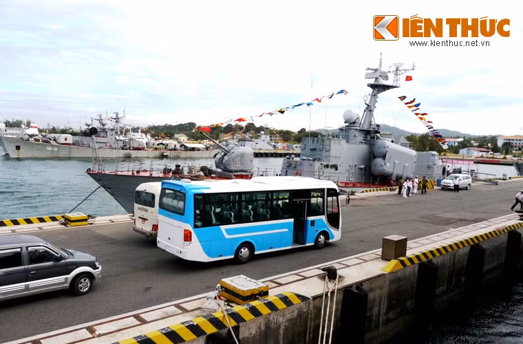 Trước đây, Lữ 162 được trang bị 2 tàu tấn công nhanh Project 1241.8 Molniya mang 16 tên lửa Kh-35 Uran-E. Tuy nhiên, năm 2013 thì 2 tàu này đã được chuyển về cho Lữ đoàn 167, vùng 2 Hải quân. Hiện tại, Lữ 162 ở Cam Ranh chỉ còn trang bị các tàu tấn công nhanh Project 1241RE có kích thước tương tự Molniya nhưng hỏa lực thì kém hơn một chút.