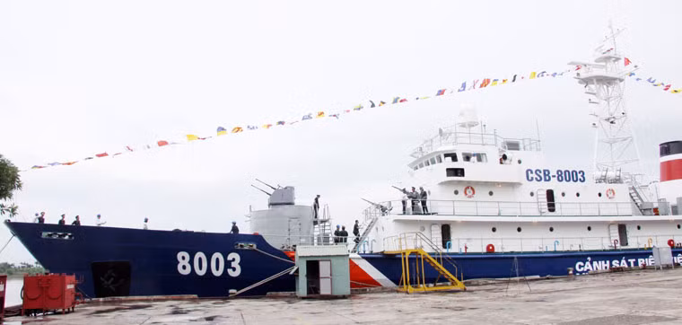 Theo Bộ tư lệnh Cảnh sát biển, vào lúc 9h15 - 9h30 ngày 12/5, một máy bay B7112 của Trung Quốc bay 2 vòng phía trên tàu CSB 8003 và Trường Sa 22 của Việt Nam với độ cao 250-300m ở khu vực có nhiều tàu Trung Quốc hoạt động. Trong ảnh là tàu CSB 8003 khi còn neo đậu tại cảng,