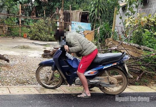 Nam thanh nien guc chet tren xe may ben ve duong