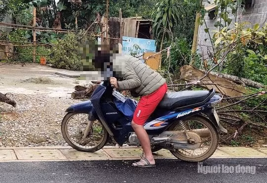 Nam thanh nien guc chet tren xe may ben ve duong