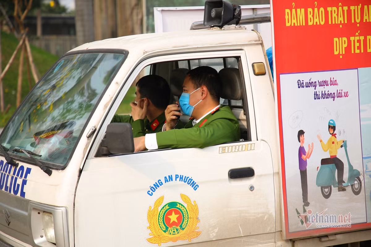 Nghin nguoi khong deo khau trang chup anh, duong hoa phong linh bi dong cua-Hinh-2