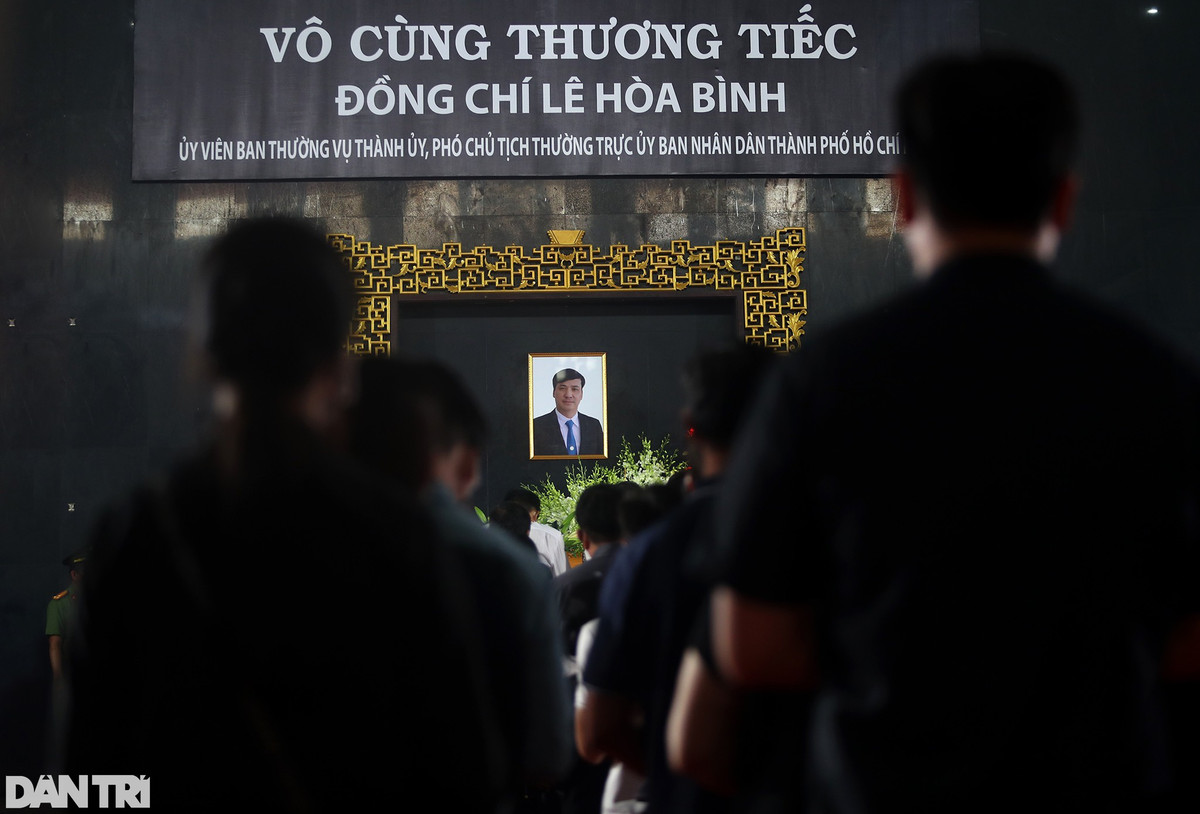 Chu tich nuoc Nguyen Xuan Phuc den vieng Pho Chu tich TPHCM Le Hoa Binh