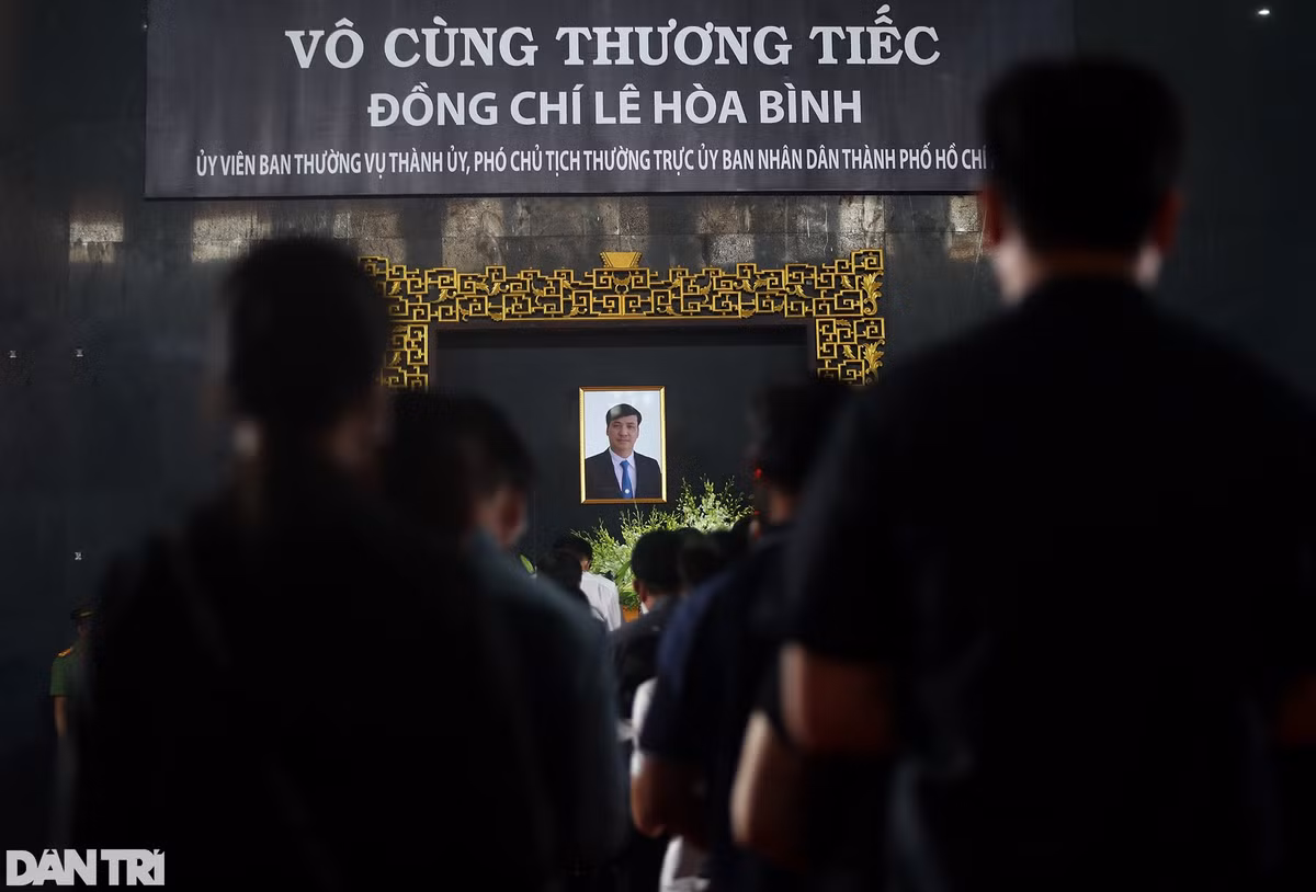 Chu tich nuoc Nguyen Xuan Phuc den vieng Pho Chu tich TPHCM Le Hoa Binh