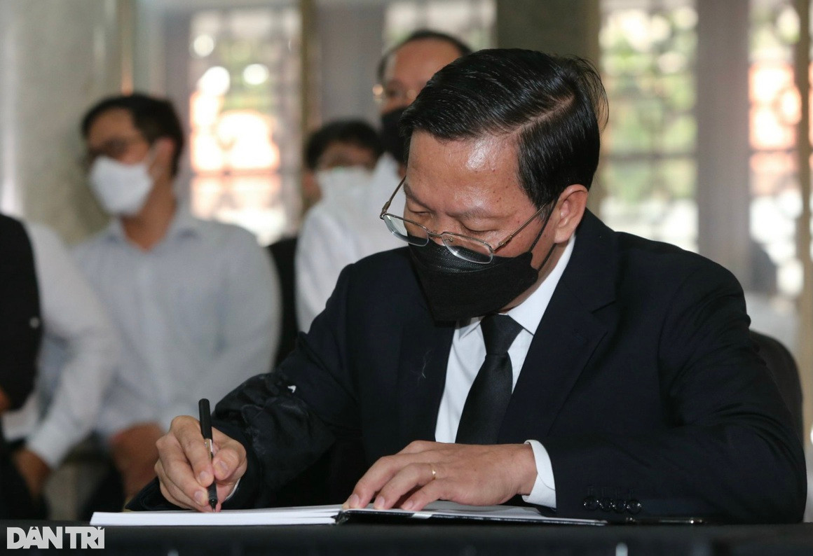 Chu tich nuoc Nguyen Xuan Phuc den vieng Pho Chu tich TPHCM Le Hoa Binh-Hinh-11