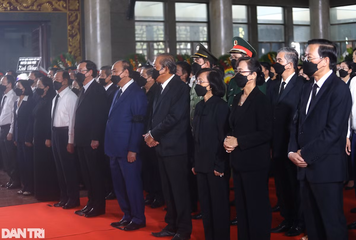 Chu tich nuoc Nguyen Xuan Phuc den vieng Pho Chu tich TPHCM Le Hoa Binh-Hinh-5