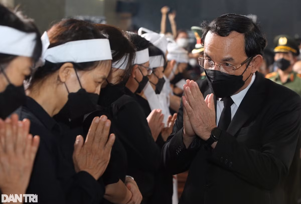 Chu tich nuoc Nguyen Xuan Phuc den vieng Pho Chu tich TPHCM Le Hoa Binh-Hinh-9