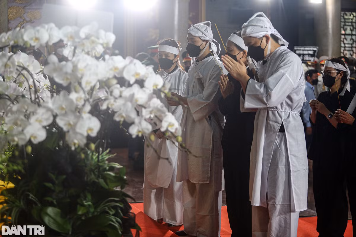 Chu tich nuoc Nguyen Xuan Phuc den vieng Pho Chu tich TPHCM Le Hoa Binh-Hinh-2