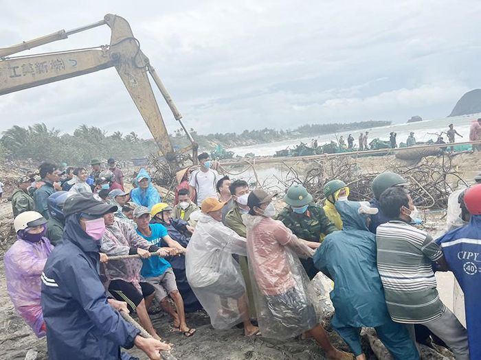 Nhieu vung ven bien tan hoang do mua to gio manh bat thuong