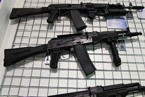 Súng trường tiến công AK-101 (đầu) và AK-102 (thứ 2) - biến thể của AK-100 series dùng đạn chuẩn của NATO.