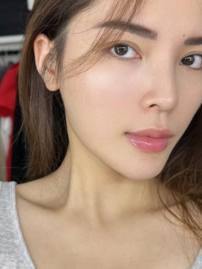 Hoa hau Ky Duyen khoe da min nhu 'trung ga boc' tren may bay-Hinh-3