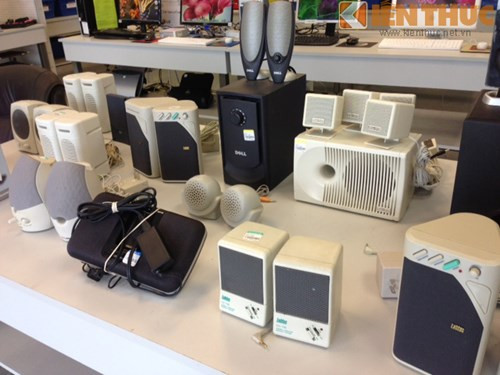 Nếu bạn dùng loa để nghe nhạc là chính, hãy đầu tư một dàn loa 2.1 trở lên (có thêm hai loa phụ). Nếu bạn muốn học ngoại ngữ, nên kiểm tra loa có cổng cắm tai nghe và micro, khi cần bạn vẫn dùng được thiết bị mà không lo bật loa làm ảnh hưởng đến mọi người xung quanh.