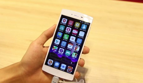  Đây là chương trình giảm giá chỉ áp dụng cho 200 khách hàng đầu tiên đặt mua Bphone - phương thức đặt hàng online. Theo nhận định của một số chuyên gia, động thái giảm giá của Bphone đơn thuần là nhằm kích cầu sức mua của thị trường trong dịp mua sắm cuối năm. 