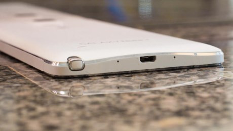  Note 4 sở hữu cấu hình đáng mơ ước với tất cả những chiếc điện thoại cao cấp 2015, với màn hình Quad HD 5,7 inch, bộ vi xử lý Exynos 5433 lõi 8 cùng RAM dung lượng 3GB, bộ nhớ trong 32GB và cặp camera 16MP/3.7MP được đánh giá cao về chất lượng hình ảnh, ngay trong điều kiện ánh sáng yếu. 