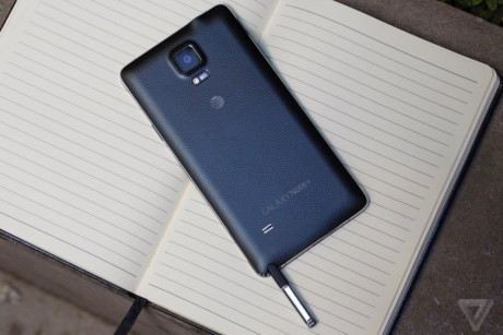  Mặc dù đã ra mắt hơn một năm tuy nhiên Samsung Galaxy Note 4 vẫn còn rất cao cấp, mạnh mẽ và xứng đáng tại vị ở hàng ngũ flagship. Mới đây Note 4 còn được giảm giá từ 12,99 triệu xuống còn 11,49 triệu, tương đương 1,5 triệu đồng, mức giá quá hấp dẫn cho những người đã mong muốn sở hữu từ lâu. 