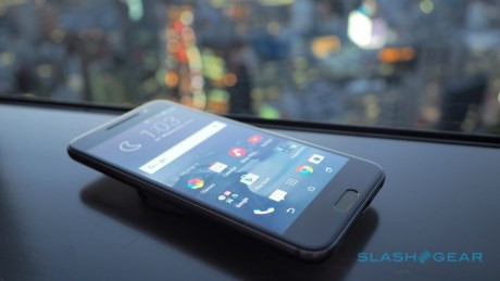  One A9 là một trong số ít những smartphone của HTC có trang bị cảm biến vân tay, và tích hợp ngay trên phím Home ở mặt trước. 