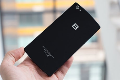  Trên trang chủ Bphone, BKAV đã đưa ra thông báo, mức giá hiện tại của Bphone phiên bản cấu hình thấp nhất chỉ còn 7.989.000 đồng, giảm khoảng 3 triệu đồng so với giá bán cũ. 