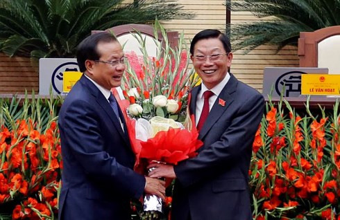 Ông Phạm Quang Nghị tặng hoa cho ông Nguyễn Thế Thảo (ảnh: Công Khanh)