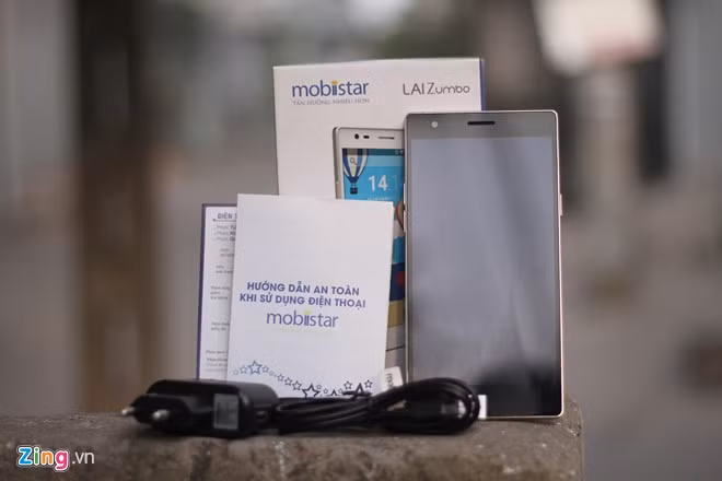 Phụ kiện đi kèm máy gồm: Sách hướng dẫn, tai nghe, cáp USB và củ sạc.