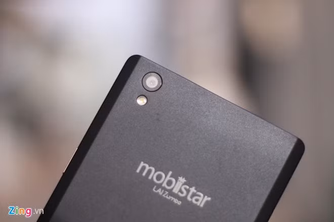 Camera chính có độ phân giải 8 MP, sử dụngcảm biến OmniVision, khẩu độ f/2.2 đi kèm đèn Flash LED trợ sáng.