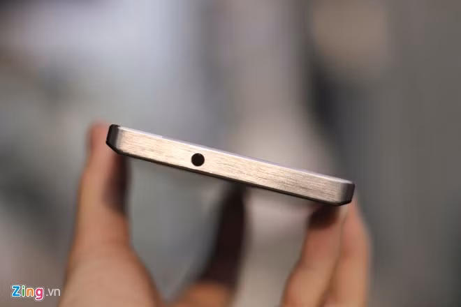 Cạnh trên Mobiistar Lai Zumbo là giác cắm tai nghe.