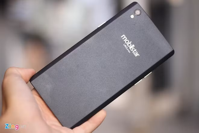 Mặt lưng được làm bằng nhựa nhám giúp bám tay tốt hơn. Hai cạnh bên được vát xéo về thân máy giúp người dùng không bị cấn khi cầm lâu.