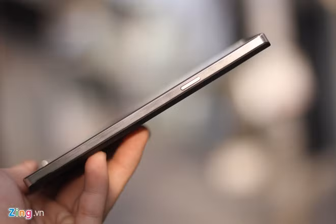 Toàn bộ thân máy được làm bằng nhưa, phần khung giả kim loại giúp máy trông cứng cáp hơn. Phím nguồn được đặt bên cạnh phải.