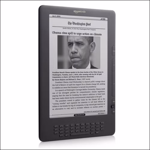  3. Amazon Kindle. Mặc dù vẻ bề ngoài không có gì nổi bật, thiết bị đọc sách điện tử của Amazon vẫn khẳng định được vị trí “bất khả xâm phạm” ngay từ những ngày đầu có mặt trong làng công nghệ. Hiện tại, kho e-book của Amazon đã có khoảng 950 nghìn đầu sách và sẽ còn phát triển hơn nữa. Điều đó chứng tỏ rằng, Kindle đã chứng tỏ được bản lĩnh “đầu đàn” trong làng thiết bị đọc sách điện tử.