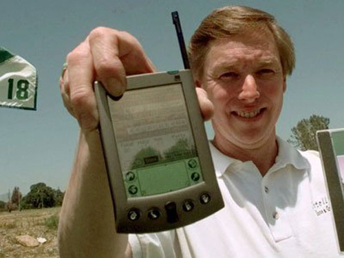  1. Palm Pilot. Thật nực cười nếu như bây giờ còn có người dùng Palm Pilot, nhưng chú dế cổ này chính là “nhân vật” đã mở đường cho cuộc cách mạng tư duy về các thiết bị di động đấy! Khi Palm Pilot trình diện làng công nghệ, nó đã đặt ra yêu cầu cho một thiết bị di động không chỉ có khả năng nghe gọi mà cần có những chức năng khác liên quan đến Internet như gửi và nhận email, truy cập Internet tốc độ cao… Và đến thời điểm này, các thiết bị di động cũng đã “theo bước” Palm Pilot để đáp ứng được những nhu cầu thiết yếu đó.