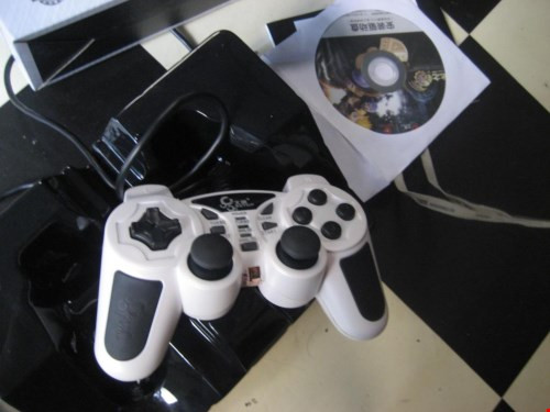  2. Cẩm nang chọn loại bền, tốt Mỗi Gamepad đều nguyên hộp và đầy đủ sách hướng dẫn, đĩa Driver đi kèm. Vì thế, bạn nên chú ý đến các phụ kiện đi kèm này,với loại không có nguồn gốc rõ ràng thường không có hướng dẫn sử dụng. Mặt khác, mỗi Gamepad có một số Series riêng, trùng với số Series được in trên mặt sau của tay cầm.