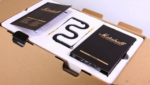 Loa di động Marshall Kilburn với cáp âm thanh thiết kế dạng xoắn lò xo và được mạ vàng hai đầu cắm 3.5mm hiện được bán với giá 7 triệu đồng.