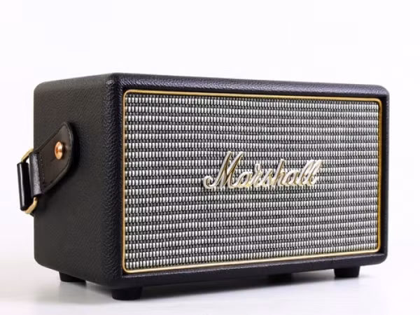 Sở hữu kiểu dáng vuông vức mọc mạc trông không khác gì một chiếc đài radio cổ điển, loa di động Kilburn đã được Marshall khoác lên mình bộ cánh da đen cao cấp được tổ điểm bởi màn loa kim loại màu bạc cùng nét chấm phá màu vàng viền xung quanh màn loa cũng như nét chữ Marshall gắn trước màn loa.