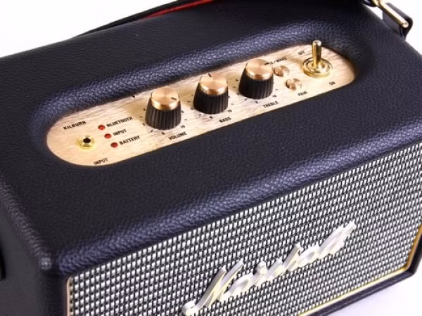 Đối lập với nét cổ điển bên ngoài là những công nghệ hiện đại bên trong mà Marshall đã trang bị cho loa di động Kilburn.